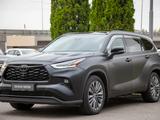 Toyota Highlander Luxe 2021 года за 24 590 000 тг. в Алматы – фото 2