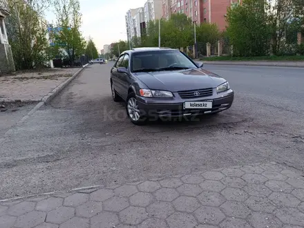 Toyota Camry 1998 года за 3 000 000 тг. в Астана – фото 2