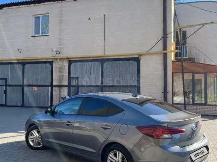 Hyundai Elantra 2018 года за 7 200 000 тг. в Актобе – фото 2