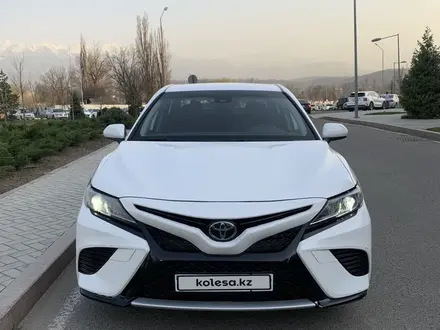 Toyota Camry 2019 года за 13 300 000 тг. в Алматы – фото 2