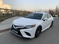 Toyota Camry 2019 года за 13 300 000 тг. в Алматы – фото 3