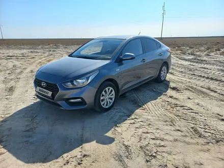 Hyundai Solaris 2018 года за 5 000 000 тг. в Атырау – фото 2