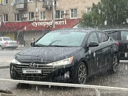 Hyundai Elantra 2019 года за 7 500 000 тг. в Уральск – фото 2