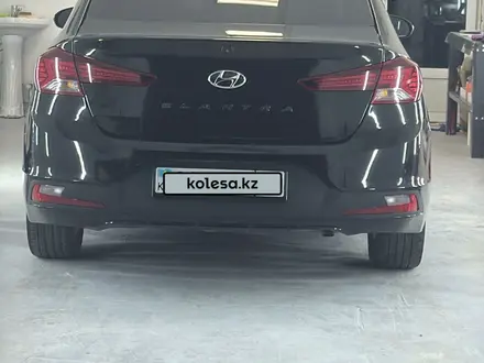 Hyundai Elantra 2019 года за 7 500 000 тг. в Уральск – фото 9