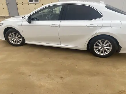 Toyota Camry 2018 года за 13 200 000 тг. в Атырау – фото 3