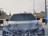Toyota Camry 2021 года за 22 500 000 тг. в Шымкент – фото 2