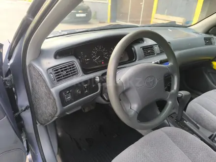 Toyota Camry 2000 года за 3 500 000 тг. в Тараз – фото 2