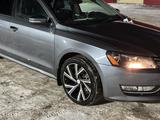 Volkswagen Passat 2014 года за 7 000 000 тг. в Актобе – фото 2