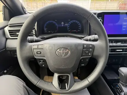 Toyota Camry Luxe 2026 года за 23 190 000 тг. в Актобе – фото 17