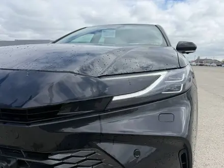Toyota Camry Luxe 2026 года за 23 190 000 тг. в Актобе – фото 4