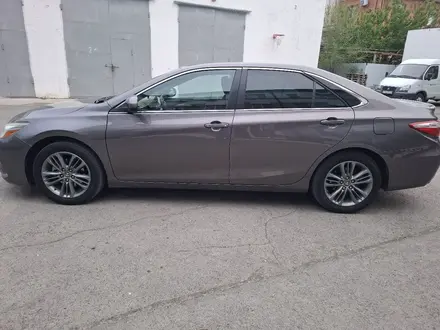 Toyota Camry 2017 года за 10 300 000 тг. в Атырау – фото 2