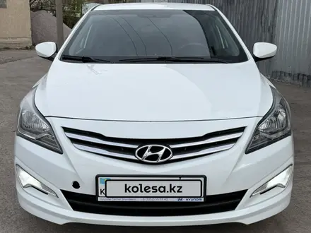 Hyundai Solaris 2015 года за 4 950 000 тг. в Караганда – фото 2