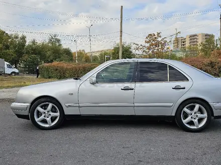 Mercedes-Benz E 280 1996 года за 2 400 000 тг. в Шымкент – фото 2