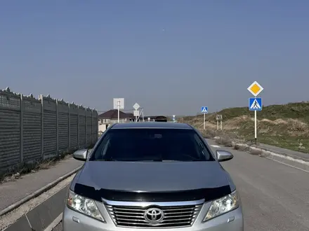 Toyota Camry 2013 года за 7 990 000 тг. в Шымкент – фото 2