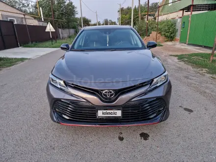 Toyota Camry 2019 года за 8 900 000 тг. в Уральск – фото 2