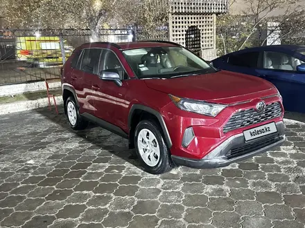 Toyota RAV4 2019 года за 13 700 000 тг. в Актобе – фото 2