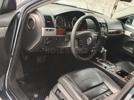 Volkswagen Touareg 2007 года за 7 500 000 тг. в Астана – фото 10