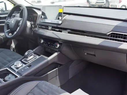 Mitsubishi Outlander 2023 года за 11 186 128 тг. в Алматы – фото 11