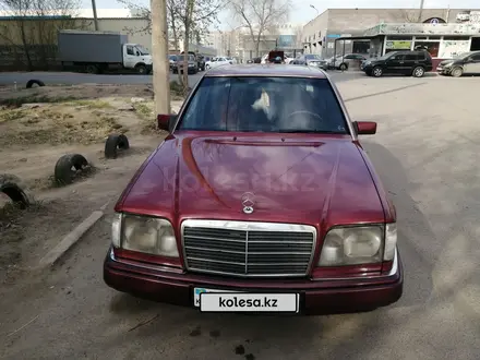 Mercedes-Benz E 220 1993 года за 2 500 000 тг. в Караганда