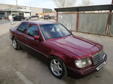 Mercedes-Benz E 220 1993 года за 2 500 000 тг. в Караганда – фото 3