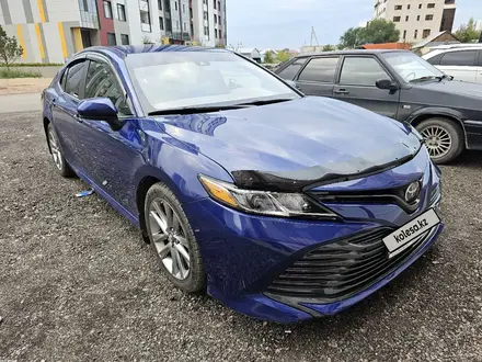 Toyota Camry 2021 года за 11 800 000 тг. в Астана – фото 2