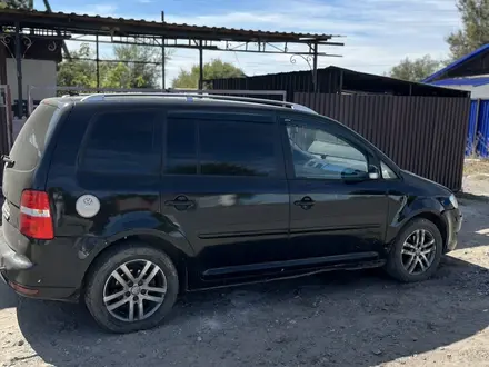 Volkswagen Touran 2007 года за 3 500 000 тг. в Каражал