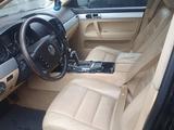 Volkswagen Touareg 2005 года за 4 200 000 тг. в Астана – фото 2