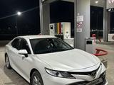 Toyota Camry 2019 года за 10 500 000 тг. в Атырау – фото 3