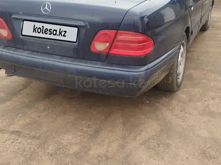 Mercedes-Benz E 230 1996 года за 1 700 000 тг. в Павлодар – фото 2