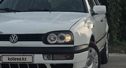 Volkswagen Golf 1994 годаүшін1 800 000 тг. в Алматы