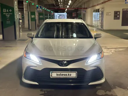 Toyota Camry 2021 года за 13 900 000 тг. в Астана