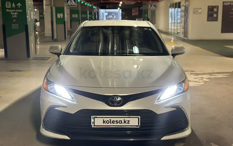 Toyota Camry 2021 года за 13 900 000 тг. в Астана