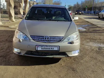 Toyota Camry 2003 года за 3 000 000 тг. в Актобе – фото 2