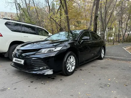 Toyota Camry 2019 года за 13 500 000 тг. в Алматы – фото 2