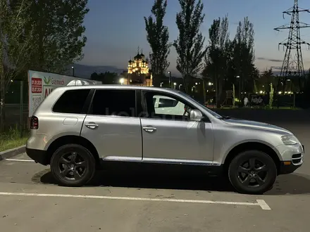 Volkswagen Touareg 2005 года за 5 700 000 тг. в Павлодар – фото 2