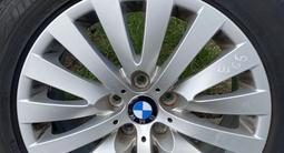 На BMW седьмой серии с шинами за 250 000 тг. в Алматы