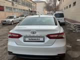 Toyota Camry 2018 года за 13 300 000 тг. в Шымкент – фото 3