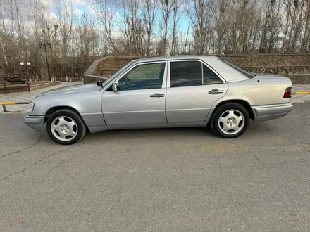 Mercedes-Benz E 220 1993 года за 2 400 000 тг. в Кызылорда – фото 4