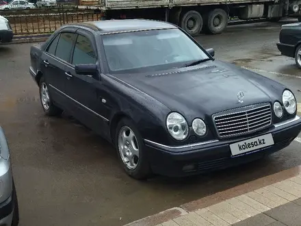 Mercedes-Benz E 280 1996 года за 2 400 000 тг. в Астана – фото 2