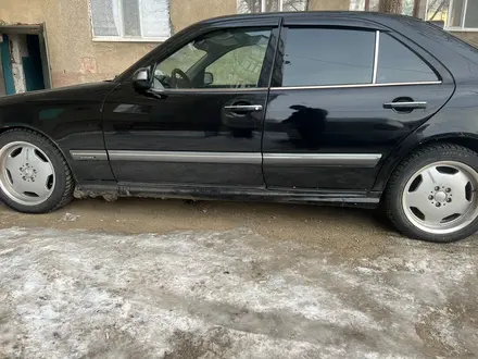 Mercedes-Benz E 320 2001 года за 4 000 000 тг. в Жезказган – фото 4