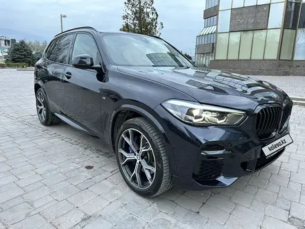 BMW X5 2022 года за 43 000 000 тг. в Алматы – фото 2