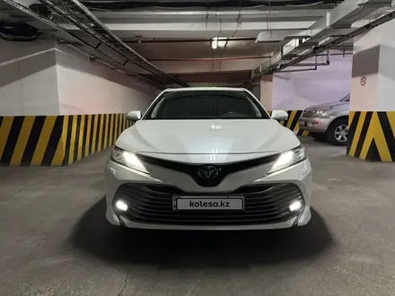 Toyota Camry 2018 года за 13 500 000 тг. в Алматы – фото 2