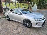 Toyota Camry 2015 года за 10 750 000 тг. в Шымкент – фото 2