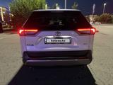 Toyota RAV4 2021 годаүшін13 200 000 тг. в Актобе – фото 5