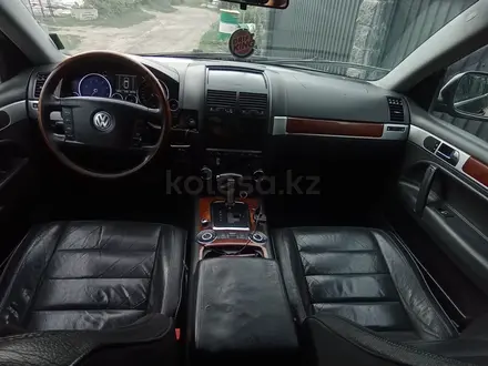 Volkswagen Touareg 2005 года за 4 500 000 тг. в Алматы – фото 8