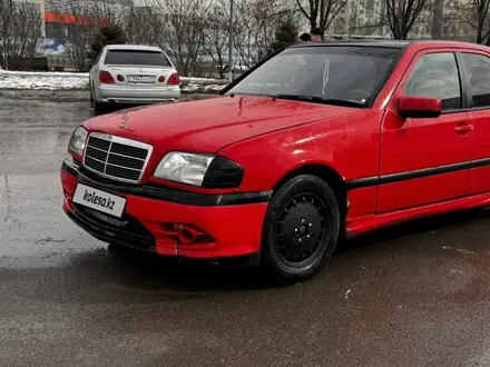 Mercedes-Benz C 200 1995 года за 890 000 тг. в Алматы – фото 2