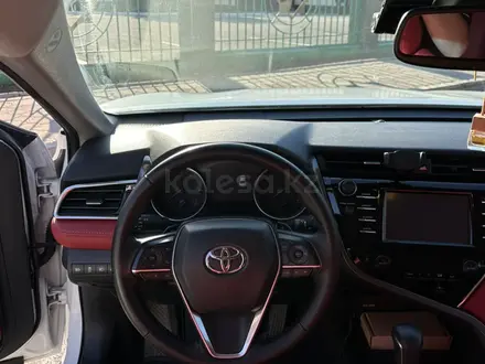 Toyota Camry 2018 года за 13 000 000 тг. в Караганда – фото 14