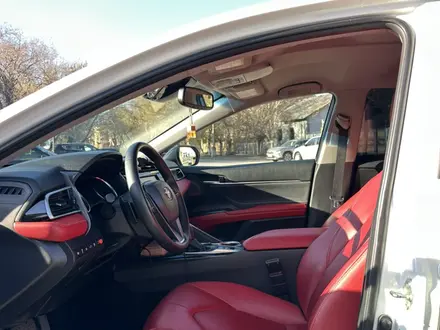Toyota Camry 2018 года за 13 000 000 тг. в Караганда – фото 13