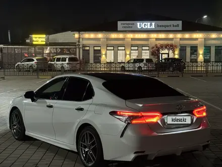 Toyota Camry 2018 года за 13 000 000 тг. в Караганда – фото 8