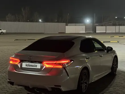 Toyota Camry 2018 года за 13 000 000 тг. в Караганда – фото 6